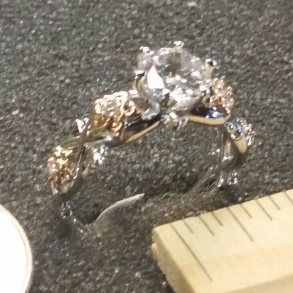 White sapphire round center in silver